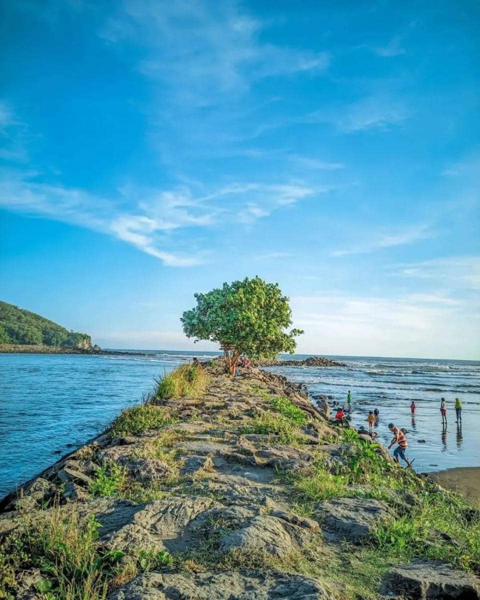 Pantai Cilacap: Liburan Tak Terlupakan dengan Senja yang Menakjubkan